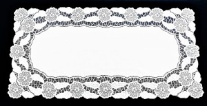 ORYGINALNY BIEŻNIK ŻAKARD W BIAŁYM KOLORZE Z PIĘKNYMI ZDOBIENIAMI W PONADCZASOWYM STYLU RETRO PRODUCENT HAFT KALISZ