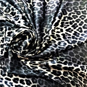 ORYGINALNA DELIKATNIE KRESZOWANA TKANINA KONFEKCYJNO ZASŁONOWA WZÓR PANTERKA W LEKKO ROZMYTYCH RÓŻNYCH ODCIENIACH SZAROŚCI POŁYSK GLAMOUR SZEROKOŚĆ 140 CM PRODUCENT POLONTEX CZĘSTOCHOWA