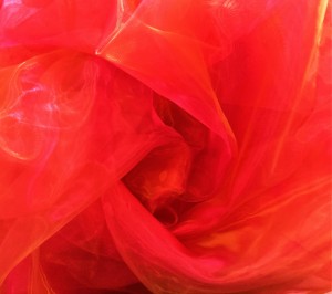 ORYGINALNA GŁADKA ORGANTYNA W DWUTONOWEJ BARWIE NASYCONEJ CZERWIENI Z PIĘKNYM POŁYSKIEM GLAMOUR WYSOKOŚĆ 290 CM PRODUCENT POLONTEX CZĘSTOCHOWA