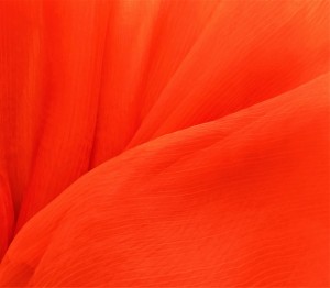 KRESZOWANA ORGANTYNA O PRĄŻKOWANEJ LEKKO SZTYWNEJ STRUKTURZE W PIĘKNEJ BARWIE POMARAŃCZOWEJ Z POŁYSKIEM GLAMOUR DÓŁ WYKOŃCZONY OŁOWIANKĄ WYSOKOŚĆ 280 CM PRODUCENT POLONTEX CZĘSTOCHOWA