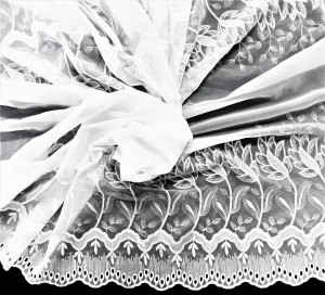 PIĘKNY BIAŁY WOAL Z DWOMA ORYGINALNYMI HAFTOWANYMI SZLAKAMI I EFEKTOWNĄ DOLNĄ APLIKACJĄ WYKOŃCZONĄ DELIKATNĄ FALĄ WYSOKOŚĆ 280 CM PRODUCENT POLONTEX CZĘSTOCHOWA