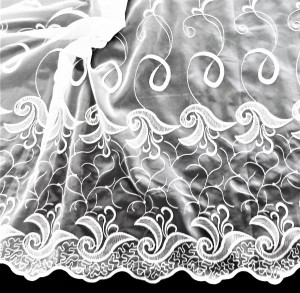 EFEKTOWNY WOAL W KOLORZE BIAŁYM Z RÓŻNORODNYM HAFTOWANYM WZOREM W POSTACI DUŻYCH MISTERNYCH ORNAMENTÓW DÓŁ WYKOŃCZONY EFEKTEM FALI WYSOKOŚĆ 290 CM PRODUCENT POLONTEX CZĘSTOCHOWA