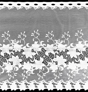 ORYGINALNA ZAZDROSTKA BIAŁY ŻAKARD Z PEŁNYM UROKU WYKOŃCZENIEM W POSTACI OZDOBNEGO KWIATOWEGO SZLAKU WYSOKOŚĆ 80 CM PRODUCENT HAFT KALISZ