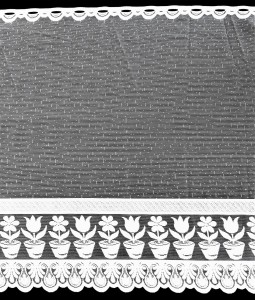 STYLOWA ZAZDROSTKA Z ŻAKARDU W BIAŁYM KOLORZE Z PEŁNYM UROKU MOTYWEM KUCHENNYM KWIATY W DONICZKACH WYSOKOŚĆ 85 CM PRODUCENT POLONTEX CZĘSTOCHOWA