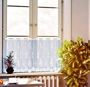 DELIKATNA ZAZDROSTKA Z ŻAKARDU W BIAŁYM KOLORZE Z SUBTELNYMI ORNAMENTAMI I EFEKTOWNIE WYKOŃCZONYM DOŁEM WYSOKOŚĆ 45 CM 80 CM PRODUCENT HAFT KALISZ