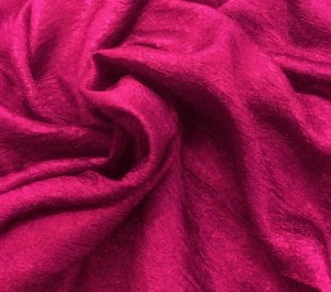 EFEKTOWNA KRESZOWANA TKANINA DEKORACYJNA W PIĘKNYM KOLORZE FUKSJI Z POŁYSKIEM GLAMOUR WYSOKOŚĆ 285 PRODUCENT POLONTEX CZĘSTOCHOWA