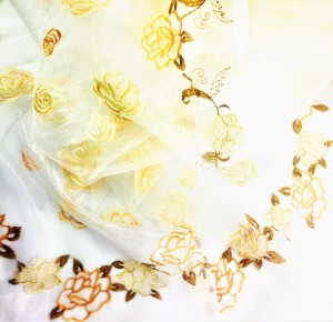 ORYGINALNA ORGANTYNA PREMIUM Z DWOMA HAFTOWANYMI KWIATOWYMI SZLAKAMI W BARWIE ŻÓŁTEJ I BRĄZOWEJ NA BIAŁYM TLE WYSOKOŚĆ 290 CM PRODUCENT POLONTEX CZĘSTOCHOWA