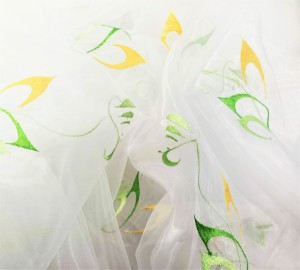UNIKALNA ORGANTYNA PREMIUM Z HAFTOWANYM WZOREM W WIOSENNYCH KOLORACH ŻÓŁTYM I ZIELONYM NA BIAŁYM TLE Z POŁYSKIEM GLAMOUR WYSOKOŚĆ 280 CM PRODUCENT POLONTEX CZĘSTOCHOWA