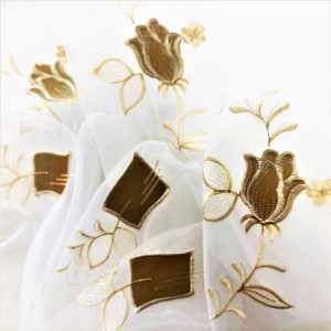 ORYGINALNA ORGANTYNA PREMIUM Z HAFTOWANYM WZOREM W POSTACI FLORYSTYCZNYCH ORNAMENTÓW W STONOWANYCH BARWACH BEŻU I BRĄZU NA BIAŁYM TLE WYSOKOŚĆ 290 CM PRODUCENT POLONTEX CZĘSTOCHOWA