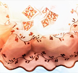 PEŁNA UROKU ORGANTYNA PREMIUM Z HAFTOWANYM WZOREM W POSTACI KWIATOWYCH ORNAMENTÓW W BARWIE RÓŻOWEJ NA BIAŁYM TLE Z POŁYSKIEM GLAMOUR I DOLNYM WYKOŃCZENIEM Z TKANINY TYPU SZANTUNG W KOLORZE RÓŻOWYM WYSOKOŚĆ 280 CM PRODUCENT POLONTEX CZĘSTOCHOWA