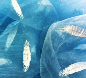 STYLOWA KRESZOWANA ORGANTYNA PREMIUM W KOLORZE NIEBIESKIM Z ORYGINALNYM HAFTEM W POSTACI BŁĘKITNEGO WZORU ZDOBIONEGO SREBRNĄ NITKĄ POŁYSK GLAMOUR WYSOKOŚĆ 295 CM PRODUCENT POLONTEX CZĘSTOCHOWA