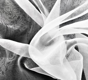 UNIKALNA ORGANTYNA W BIAŁYM KOLORZE Z SUBTELNYM DYSKRETNIE WIDOCZNYM WZOREM I PIĘKNYM POŁYSKIEM W STYLU GLAMOUR WYSOKOŚĆ 280 CM PRODUCENT POLONTEX CZĘSTOCHOWA