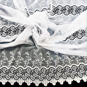 PIĘKNY WOAL W KOLORZE BIAŁYM Z TRZEMA SZEROKIMI GIPIUROWYMI APLIKACJAMI ORAZ ORYGINALNYM DOLNYM WYKOŃCZENIEM WYSOKOŚĆ 290 CM PRODUCENT POLONTEX CZĘSTOCHOWA