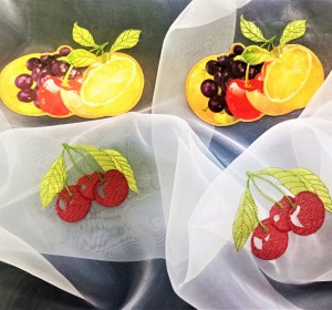 PEŁNA UROKU ZAZDROSTKA Z BIAŁEJ ORGANTYNY Z MOTYWEM KOLOROWYCH OWOCÓW WYSOKOŚĆ 170 CM PRODUCENT POLONTEX CZĘSTOCHOWA