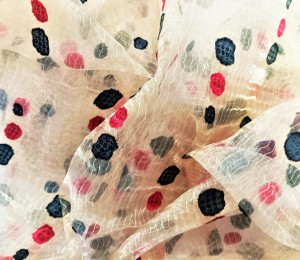 PEŁNA UROKU KRESZOWANA ORGANTYNA PREMIUM W KOLORZE CIEPŁEGO BEŻU Z GEOMETRYCZNYM WZOREM W POSTACI HAFTOWANYCH KROPEK W BARWIE CZERNI I CZERWIENI Z POŁYSKIEM GLAMOUR WYSOKOŚĆ 280 CM PRODUCENT CHEMEKS PORAJ