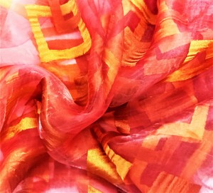 EFEKTOWNA ORGANTYNA PREMIUM W KOLORZE MALINOWEJ FUKSJI Z HAFTOWANYM GEOMETRYCZNYM WZOREM W BARWIE ZŁOTA ORAZ MIEDZI Z POLYSKIEM GLAMOUR WYSOKOŚĆ 280 CM PRODUCENT CHEMEKS PORAJ