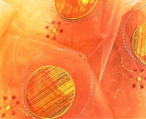 PIĘKNA ORGANTYNA PREMIUM W ORYGINALNEJ BARWIE KORALOWEJ Z EFEKTOWNYM HAFTOWANYM WZOREM POŁYSK GLAMOUR WYSOKOŚĆ 280 CM PRODUCENT CHEMEKS PORAJ