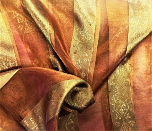 WYTWORNA ORGANTYNA W UNIKALNYM KOLORZE CEGLASTYM WZÓR SZEROKIE PIONOWE PASY Z SZANTUNGU W BARWIE ZŁOTEJ Z PIĘKNYMI ORNAMENTAMI WYSOKOŚĆ 300 CM PRODUCENT CHEMEKS PORAJ