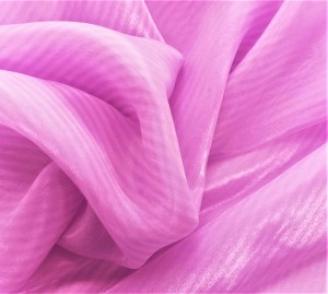 DEKORACYJNA ORGANTYNA GLAMOUR W PIĘKNYM KOLORZE RÓŻOWYM Z EFEKTOWNYM BŁYSKIEM I ORYGINALNYM WZOREM W POSTACI PIONOWO UŁOŻONYCH PASECZKÓW W BARWIE SUBTELNEGO FIOLETU WYSOKOŚĆ 290 CM PRODUCENT POLONTE CZĘSTOCHOWA