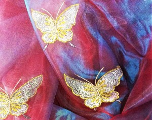 STYLOWA ORGANTYNA PREMIUM W DWUTONOWYCH ODCIENIACH BURGUNDU I FIOLETU POŁYSK GLAMOUR Z PIĘKNYM HAFTEM W POSTACI DUŻYCH MOTYLI W ZŁOTEJ I SREBRNEJ TONACJI WYSOKOŚĆ 300 CM PRODUCENT CHEMEKS PORAJ