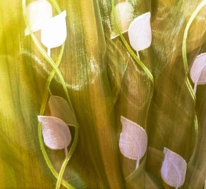 PIĘKNA ORGANTYNA PREMIUM W ORYGINALNEJ BARWIE DWUTONOWEJ ZIELENI Z PIONOWO UŁOŻONYM HAFTOWANYM WZOREM FLORYSTYCZNYM Z POŁYSKIEM GLAMOUR WYSOKOŚĆ 300 CM PRODUCENT CHEMEKS PORAJ