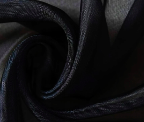 ELEGANCKI GŁADKI WOAL W STYLOWEJ BARWIE NASYCONEJ CZERNI Z POŁYSKIEM GLAMOUR WYSOKOŚĆ 160 CM PRODUCENT POLONTEX CZĘSTOCHOWA