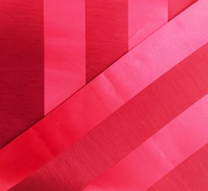 ELEGANCKA TKANINA ZASŁONOWA WZÓR SZEROKIE PIONOWO UŁOŻONE PASY W BARWIE NASYCONEGO BURGUNDU I MALINOWEJ CZERWIENI Z POŁYSKIEM GLAMOUR SZEROKOŚĆ 160 CM PRODUCENT POLONTEX CZĘSTOCHOWA