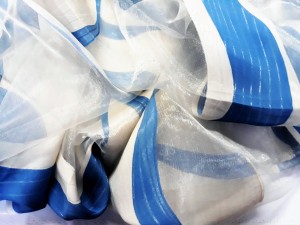 DELIKATNA ORGANTYNA  W NIEBIESKIE PIONOWO UŁOŻONE PASY W KSZTAŁCIE DELIKATNYCH FAL IDEALNA JAKO FIRANA LUB OZDOBNA ZASŁONA WYSOKOŚĆ 270 CM PRODUCENT POLONTEX CZĘSTOCHOWA