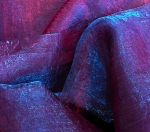EFEKTOWNA KRESZOWANA ORGANTYNA W DWUTONOWEJ BARWIE FIOLETOWEJ NIEBIESKIEJ I BORDOWEJ Z POŁYSKIEM GLAMOUR WYSOKOŚĆ 270 CM PRODUCENT CHEMEKS PORAJ