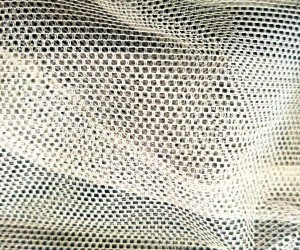 DELIKATNA FIRANKA MARKIZETA TYPU MOSKITIERA W SUBTELNEJ BARWIE KAKAOWEJ O STRUKTURZE SIATECZKI WYSOKOŚĆ 150 CM PRODUCENT HAFT KALISZ