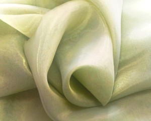 STYLOWA GŁADKA ORGANTYNA W PASTELOWEJ BARWIE JASNEGO ZIELONEGO GROSZKU Z POŁYSKIEM GLAMOUR WYSOKOŚĆ 280 CM PRODUCENT POLONTEX CZĘSTOCHOWA