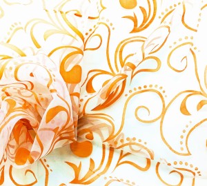 STYLOWA ORGANTYNA Z ORYGINALNYM WZOREM W BARWIE MIODOWEGO BEŻU NA BIAŁYM TLE WYSOKOŚĆ 280 CM PRODUCENT POLONTEX CZĘSTOCHOWA