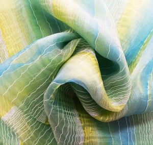 EFEKTOWNA ORGANTYNA PREMIUM Z ORYGINALNYM HAFTOWANYM WZOREM W POSTACI KOLOROWYCH PIONOWO UŁOŻONYCH PASECZKÓW W BARWIE ZIELONEJ BŁĘKITNEJ ŻÓŁTEJ I BIAŁEJ Z POŁYSKIEM GLAMOUR WYSOKOŚĆ 280 CM PRODUCENT CHEMEKS PORAJ