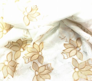 PIĘKNY WOAL Z ORYGINALNYMI HAFTOWANYMI SZLAKAMI W POSTACI DUŻYCH KWIATÓW W BARWACH BIELI ORAZ BEŻU NA BIAŁYM TLE POŁYSK GLAMOUR WYSOKOŚĆ 270 CM PRODUCENT POLONTEX CZĘSTOCHOWA