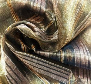 NIEZWYKLE EFEKTOWNA ORGANTYNA PREMIUM WZÓR PIONOWE PASY W PIĘKNYCH BARWACH BRĄZU BEŻU ORAZ ZŁOTA Z POŁYSKIEM GLAMOUR WYSOKOŚĆ 280 CM PRODUCENT CHEMEKS PORAJ