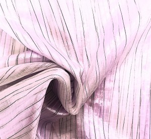 ORYGINALNA KRESZOWANA ORGANTYNA PREMIUM Z PEŁNYM UROKU WZOREM W POSTACI PIONOWYCH CIENKICH PASECZKÓW W SUBTELNEJ BARWIE PASTELOWEGO RÓŻU I STYLOWEJ CZERNI NA PRZEZROCZYSTYM TLE POŁYSK GLAMOUR WYSOKOŚĆ 280 CM PRODUCENT CHEMEKS PORAJ