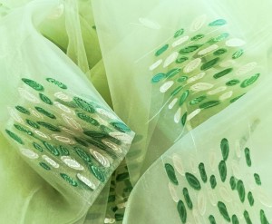 REPREZENTACYJNA ORGANTYNA PREMIUM W BARWIE JASNEGO SELEDYNU Z HAFTOWANYM WZOREM W POSTACI EFEKTOWNYCH ORNAMMENTÓW W KOLORZE BIELI ORAZ ZIELENI POŁYSK GLAMOUR WYSOKOŚĆ 320 CM PRODUCENT CHEMEKS PORAJ