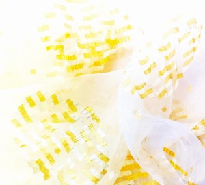 NIEZWYKLE STYLOWA KRESZOWANA ORGANTYNA PREMIUM Z ORYGINALNYM WZOREM W POSTACI DUŻYCH EFEKTOWNYCH ORNAMENTÓW NA BIAŁYM TLE POŁYSK GLAMOUR WYSOKOŚĆ 270 CM PRODUCENT CHEMEKS PORAJ