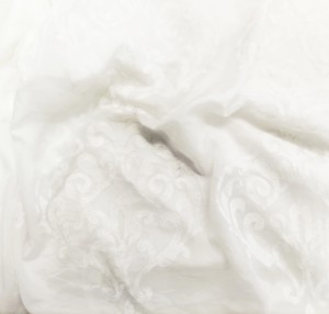 STYLOWY WOAL W BIAŁYM KOLORZE Z PRZEPIĘKNYM DOLNYM HAFTEM W POSTACI ORYGINALNYCH ORNAMENTÓW W KLASYCZNYM ODCIENIU BIELI WYSOKOŚĆ 300 CM PRODUCENT POLONTEX CZĘSTOCHOWA