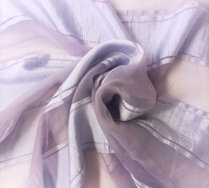ORYGINALNA TKANINA ZASŁONOWA WZÓR SZEROKIE PASY POZIOME W SUBTELNEJ BARWIE JASNEGO FIOLETU Z ELEMENTAMI PRZEZROCZYSTEJ STRUKTURY SZEROKOŚĆ 170 CM PRODUCENT CHEMEKS PORAJ