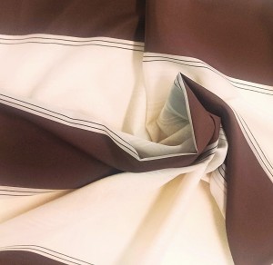 ELEGANCKA TKANINA ZASŁONOWA WZÓR SZEROKIE POZIOMO UŁOŻONE PASY W PIĘKNYCH BARWACH NASYCONEGO BRĄZU ORAZ ROZŚWIETLONEGO ECRU SZEROKOŚĆ 175 CM PRODUCENT CHEMEKS PORAJ