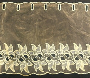 PEŁNA UROKU ZAZDROSTKA Z ORGANTYNY Z PIĘKNYM HAFTOWANYM KWIATOWYM WZOREM KOLOR ECRU WYSOKOŚĆ 40 CM PRODUCENT POLONTEX CZĘSTOCHOWA