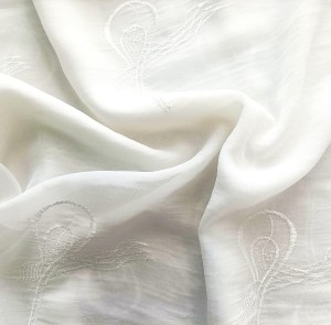 PIĘKNY WOAL KRESZOWANY W BIAŁYM KOLORZE Z ORYGINALNYM HAFTEM W POSTACI DUŻYCH ORNAMENTÓW I DOLNĄ APLKACJĄ Z EFEKTEM DELIKATNEJ FALI WYSOKOŚĆ 280 CM PRODUCENT POLONTEX CZĘSTOCHOWA