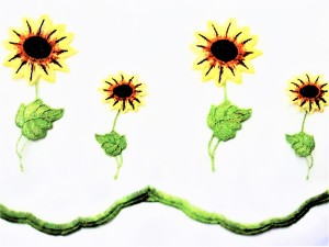 PEŁNA UROKU ZAZDROSTKA Z BIAŁEJ ORGANTYNY Z APLIKACJĄ W ŻÓŁTO ZIELONE KWIATUSZKI WYSOKOŚĆ 30 CM PRODUCENT POLONTEX CZĘSTOCHOWA