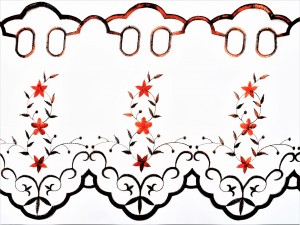 SUBTELNA FIRANA ZAZDROSTKA Z ORGANTYNY KOLORU BIAŁEGO Z DEKORACYJNĄ APLIKACJĄ W PIĘKNEJ TONACJI KOLORYSTYCZNEJ WYSOKOŚĆ 30 CM