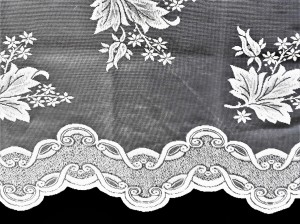 ZAZDROSTKA Z ŻAKARDU W BIAŁYM KOLORZE Z PEŁNYM UROKU WZOREM I EFEKTOWNYM WYKOŃCZENIEM WYSOKOŚĆ 50 CM PRODUCENT POLONTEX CZĘSTOCHOWA