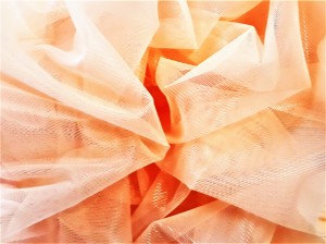 DELIKATNA FIRANKA MARKIZETA TYPU MOSKITIERA W KOLORZE ŁOSOSIOWYM O STRUKTURZE SIATECZKI WYSOKOŚĆ 250 CM PRODUCENT HAFT KALISZ