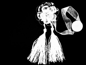 MAGNES SPINKA UPIĘCIE DO FIRAN I ZASŁON KWIATEK W KOLORZE PRZEZROCZYSTEGO SZKŁA Z DWOMA CHWOSTAMI W  KOLORZE BIAŁYM