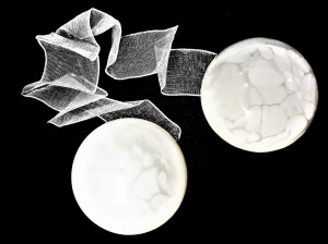 DWUSTRONNY MAGNES OZDOBNA SPINKA DO FIRAN I ZASŁON W KSZTAŁCIE EFEKTOWNEJ KOPUŁKI W BIAŁYM KOLORZE Z BEŻOWYM WZOREM IMITUJĄCYM PĘKNIĘTĄ ZIEMIĘ