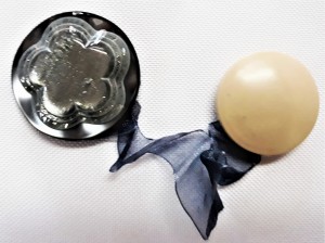 EFEKTOWNY MAGNES DO FIRAN PRZEZROCZYSTOBIAŁY KWIATEK Z BŁYSZCZĄCYMI DROBINKAMI NA CZARNYM TLE